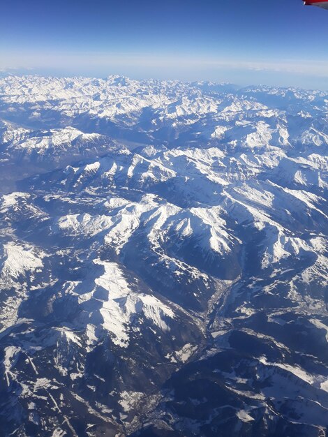 Foto luftansicht auf schneebedeckte berge gegen den himmel