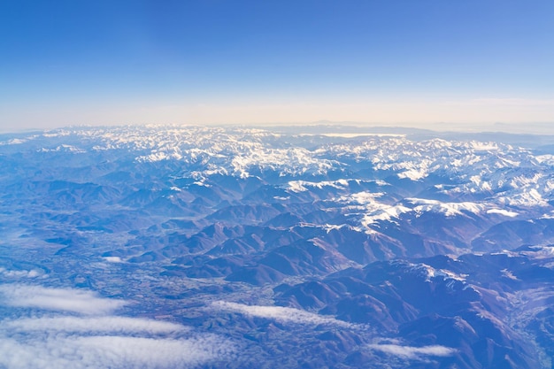 Luftansicht auf schneebedeckte Berge gegen den Himmel