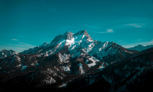 Foto luftansicht auf schneebedeckte berge vor blauem himmel