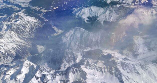 Foto luftansicht auf schneebedeckte berge