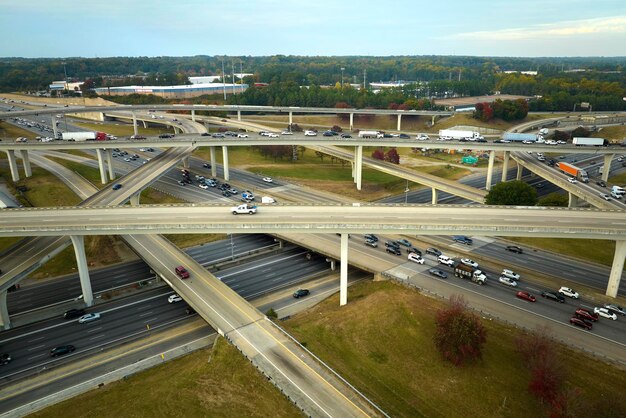 Luftansicht der amerikanischen Autobahnkreuzung mit schnell fahrenden Autos und Lastwagen USA Verkehrsinfrastrukturkonzept