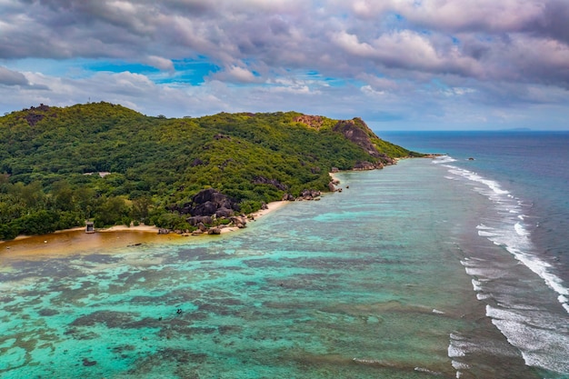 Luftansicht der Anse-Quelle Dargent Beach La Digue Insel Seychellen