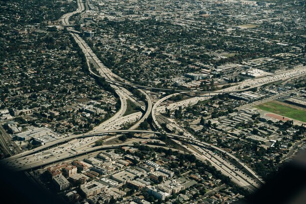 Luftansicht der Autobahnverbindung mit der Innenstadt von Los Angeles, USA