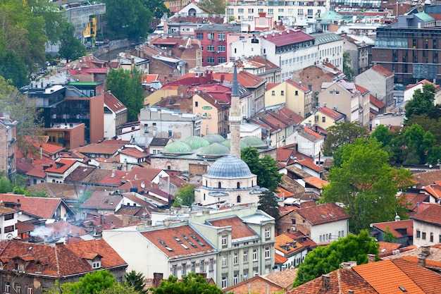 Luftansicht der Bascarsija-Moschee und des Brusa-Bezistan in Sarajevo