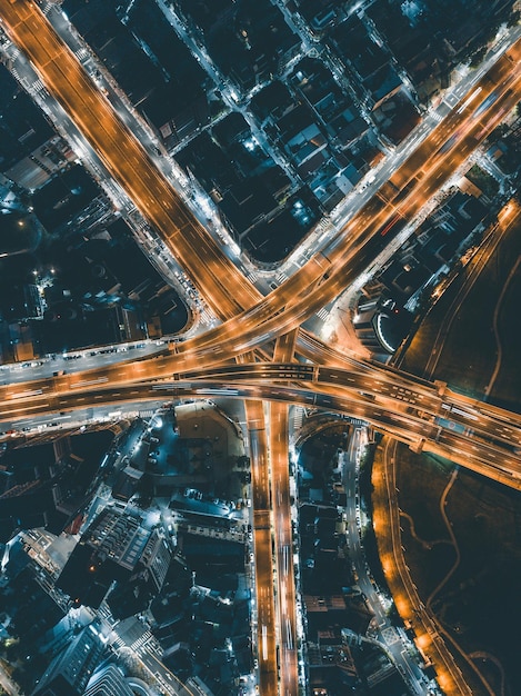 Luftansicht der beleuchteten Brücke in der Nacht