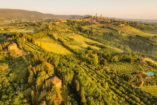 Luftansicht der berühmten mittelalterlichen Hügelstadt San Gimignano mit ihrer Skyline mittelalterlicher Türme, darunter der Stein Torre Grossa Provinz Siena Toskana Italien