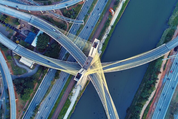 Luftansicht der Brücke in der Stadt