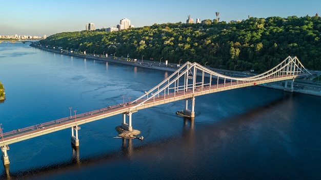 Luftansicht der Fußgängerparkbrücke und des Dnjepr von oben, Stadt Kiew, Ukraine