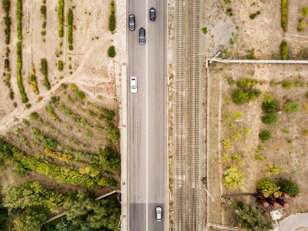 Luftansicht der isolierten landstraße mit eisenbahnschienen f