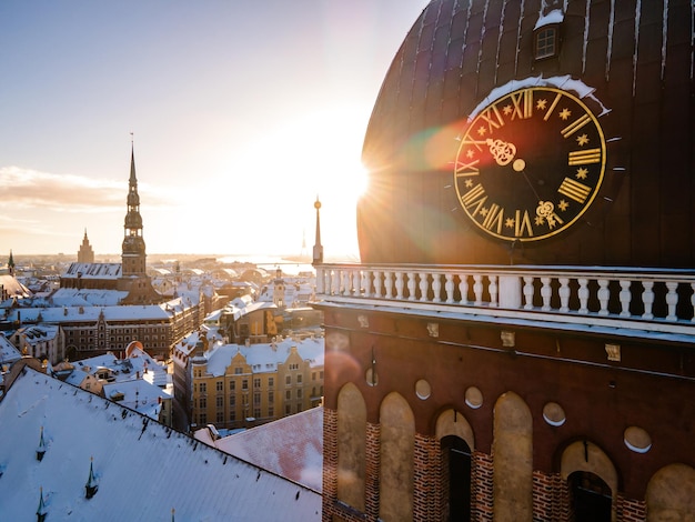 Luftansicht der Kuppel der Kathedrale von Riga während des Sonnenuntergangs in Riga, Lettland