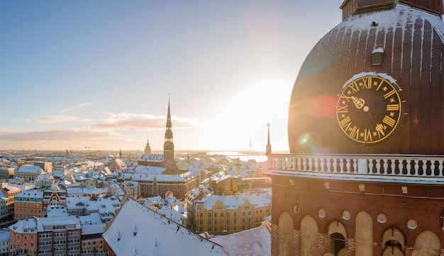 Luftansicht der Kuppel der Kathedrale von Riga während des Sonnenuntergangs in Riga, Lettland