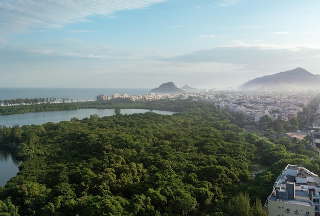 Luftansicht der Marapendi-Lagune und des Naturschutzgebiets in Barra da Tijuca, Rio de Janeiro, Brasilien