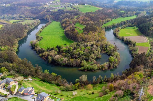 Foto luftansicht der meandern des flusses navia in asturien, spanien