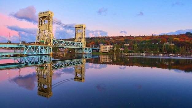 Foto luftansicht der portage lake lift bridge bei sonnenaufgang mit herbstblättern