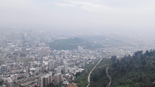 Luftansicht der Stadt bei nebligem Wetter