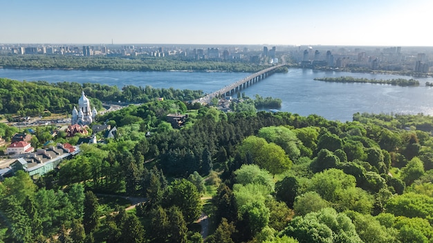 Luftansicht der stadt kiew von oben, der skyline von kiew und des stadtbildes des dnjepr im frühjahr, ukraine