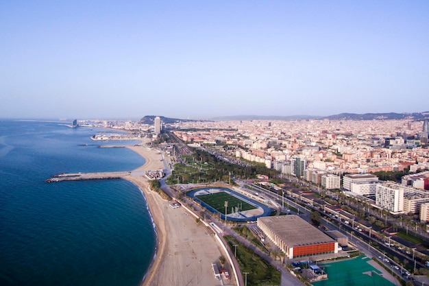 Luftansicht der Stadt über das Meer vor klarem Himmel