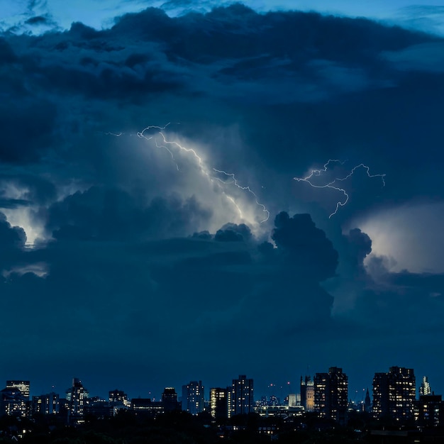 Luftansicht der Stadt vor einem dramatischen Himmel