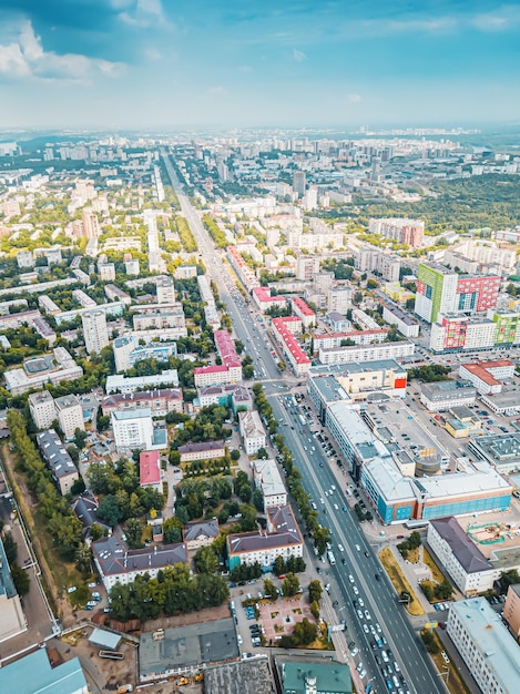 Luftansicht der städtischen Skyline einer modernen Stadt mit Baustelleentwicklung und belebten Kreuzungen und Straßen
