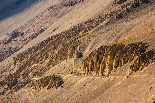 Luftansicht der Straße nach Kazah durch felsige Berge