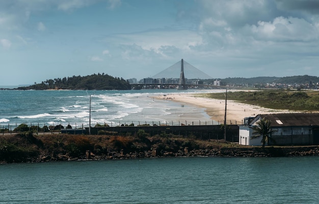 Foto luftansicht der touristenstadt ilheus in bahia historisches stadtzentrum mit berühmter brücke im hintergrund