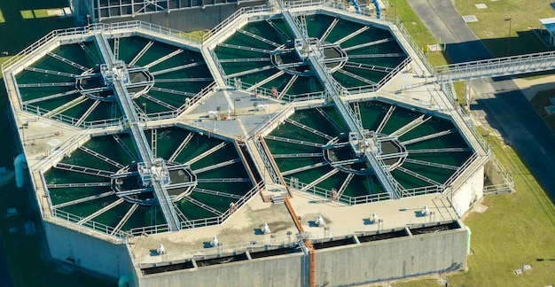 Luftansicht der Wasseraufbereitungsanlage in einer städtischen Abwasserreinigungsanlage Reinigungsprozess zur Entfernung von unerwünschten Chemikalien, schwebenden Feststoffen und Gasen aus kontaminierten Flüssigkeiten