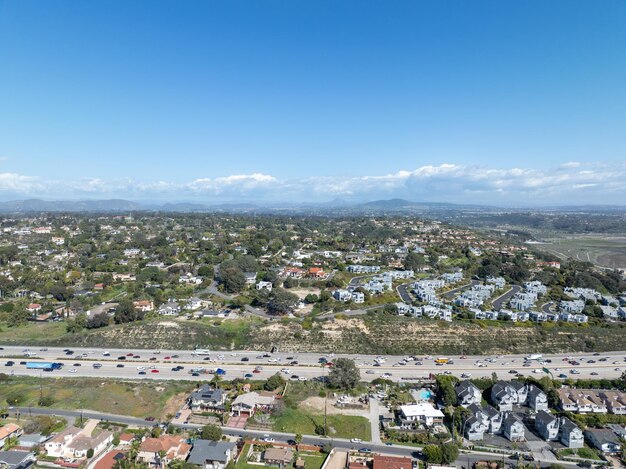 Foto luftansicht des autobahnverkehrs mit kleinem verkehrsverkehr, autobahnwechsel und kreuzung san diego