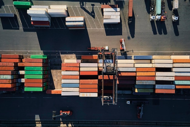 Foto luftansicht des containerlagers schifffahrts- und logistikkonzept