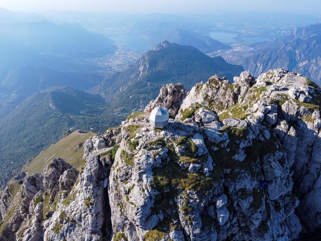 Luftansicht des Ferrario-Bivouacs auf der Spitze der Grignetta oder der südlichen Grigna