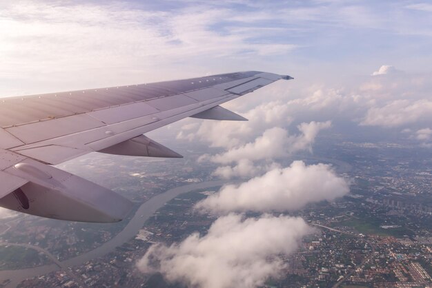 Luftansicht des Flugzeugflügels gegen den Himmel