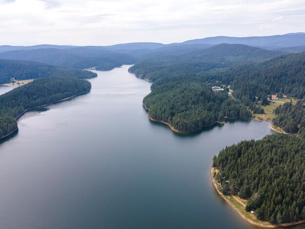 Luftansicht des Golyam Beglik-Stausee Bulgarien