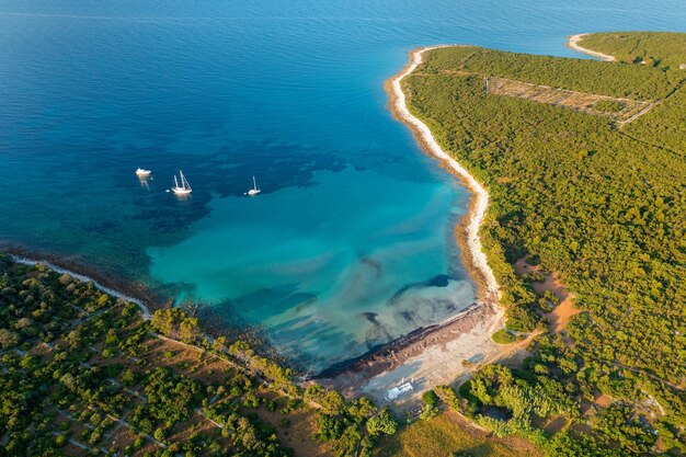 Luftansicht des Parzine-Strandes auf der Insel Ilovik, Kroatien