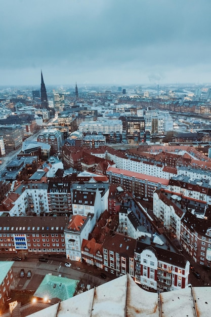 Luftansicht des Stadtlandschafts gegen den Himmel im Winter