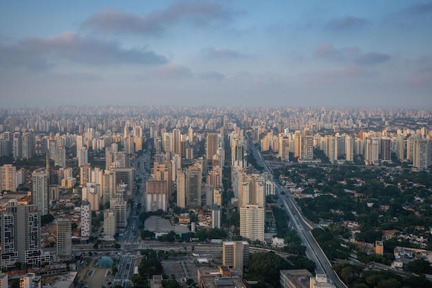 Foto luftansicht des stadtteils brooklin mit der santo amaro avenue sao paulo, brasilien