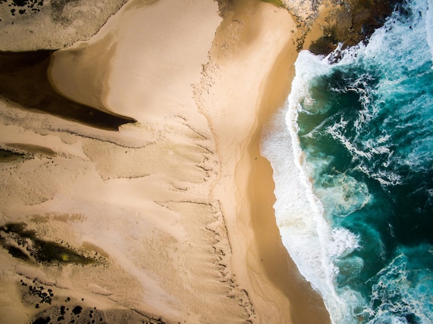 Luftansicht des Strandes und des Meeres