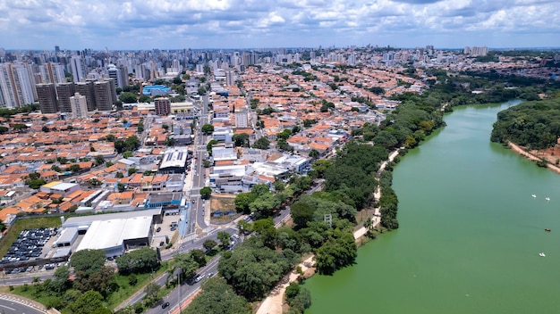 Luftansicht des Taquaral-Parks in Campinas Sao Paulo Im Hintergrund die Nachbarschaft von Cambui