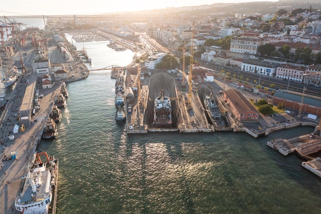 Foto luftansicht des trockendocks für schiffsreparaturen im hafen von lissabon