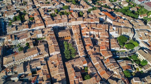 Luftansicht des Wohngebiets beherbergt Dächer und Straßen von oben, alter mittelalterlicher Stadthintergrund, Frankreich