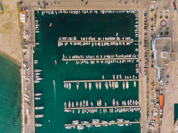 Luftansicht des Yachthafens in Bar in Montenegro Hafen für Yacht und Hafen
