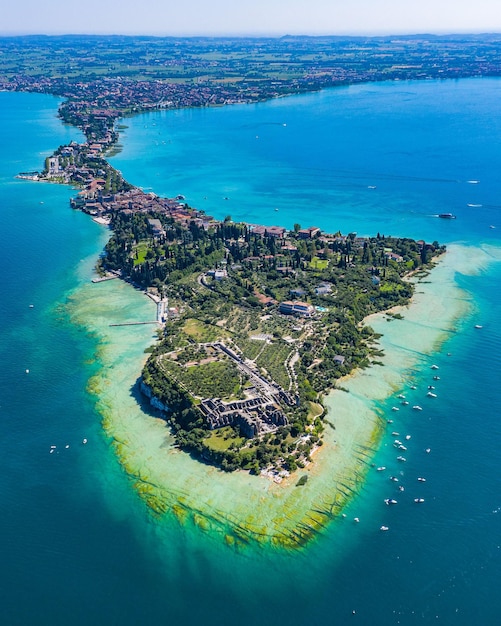 Luftansicht einer atemberaubenden grünen Insel und des blauen Meeres Sirmione Italien