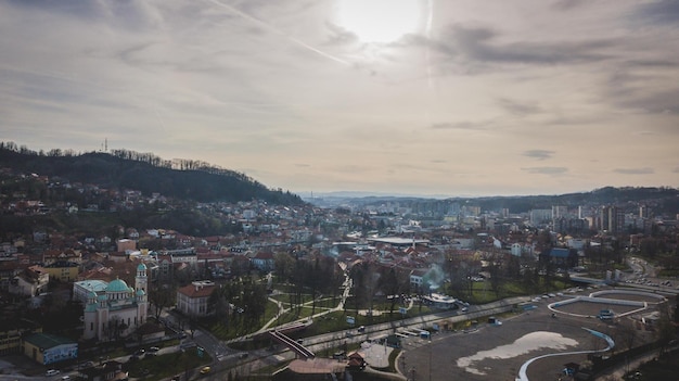 Luftansicht einer Stadt mit modernen Gebäuden an einem bewölkten Tag