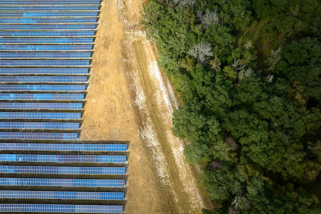 Luftansicht eines großen nachhaltigen Kraftwerks mit Reihen von Solarphotovoltaik-Panels zur Erzeugung sauberer Elektrizität Konzept der erneuerbaren Elektrizität mit Nullemissionen