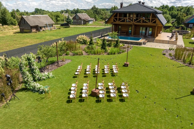 Luftansicht eines Landhauses mit Schwimmbad