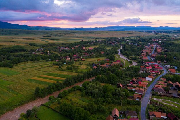 Luftansicht eines Sturms und Wolken über einem Dorf