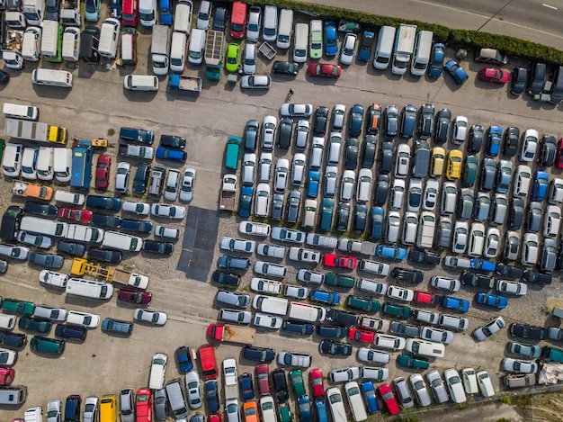 Luftansicht farbenfroher Autos, die auf einem Parkplatz geparkt sind