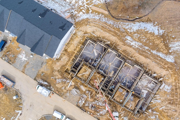 Luftansicht Landschaft des Baus auf der Vorbereitung der Arbeit für unvollendete mit Fundament