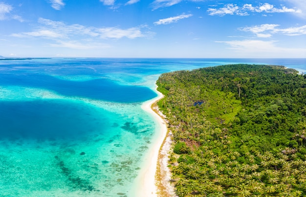 Luftansicht tropisches Paradies unberührter Strand Regenwald blaue Lagune Bucht Korallenriff Karibik Meer türkisfarbenes Wasser bei Banyak Islands Indonesia Sumatra weg von allem