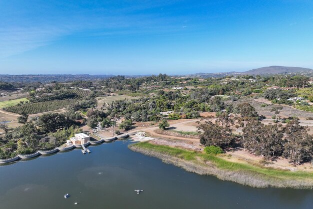 Luftansicht über ein Wasserreservoir und einen großen Damm, der das Wasser hält Rancho Santa Fe in San Diego