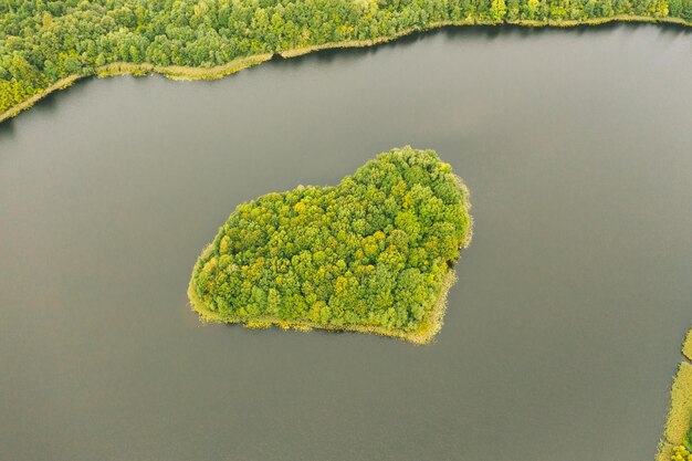 Luftansicht über eine Insel Die Insel ist wie ein grünes Herz geformt