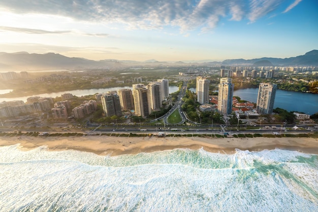 Luftansicht von Barra da Tijuca und Alvorada Beach in Rio de Janeiro, Brasilien